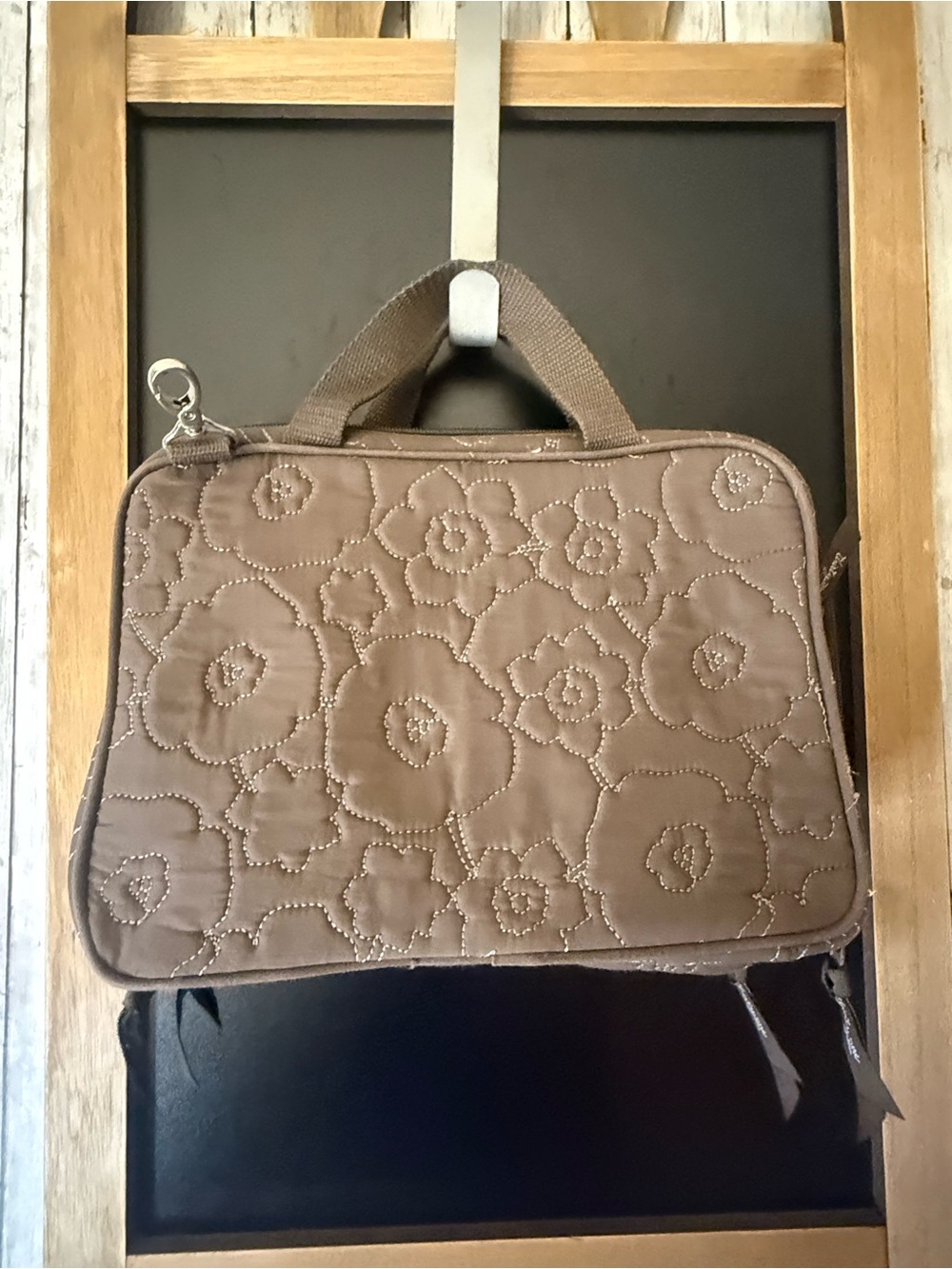 Thirty One Travel Cosmetic Makeup Toiletry Bag Brown quilted poppy flower 31 Zip